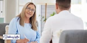 a therapist and client talk during a session to illustrate an article about what to expect from therapy